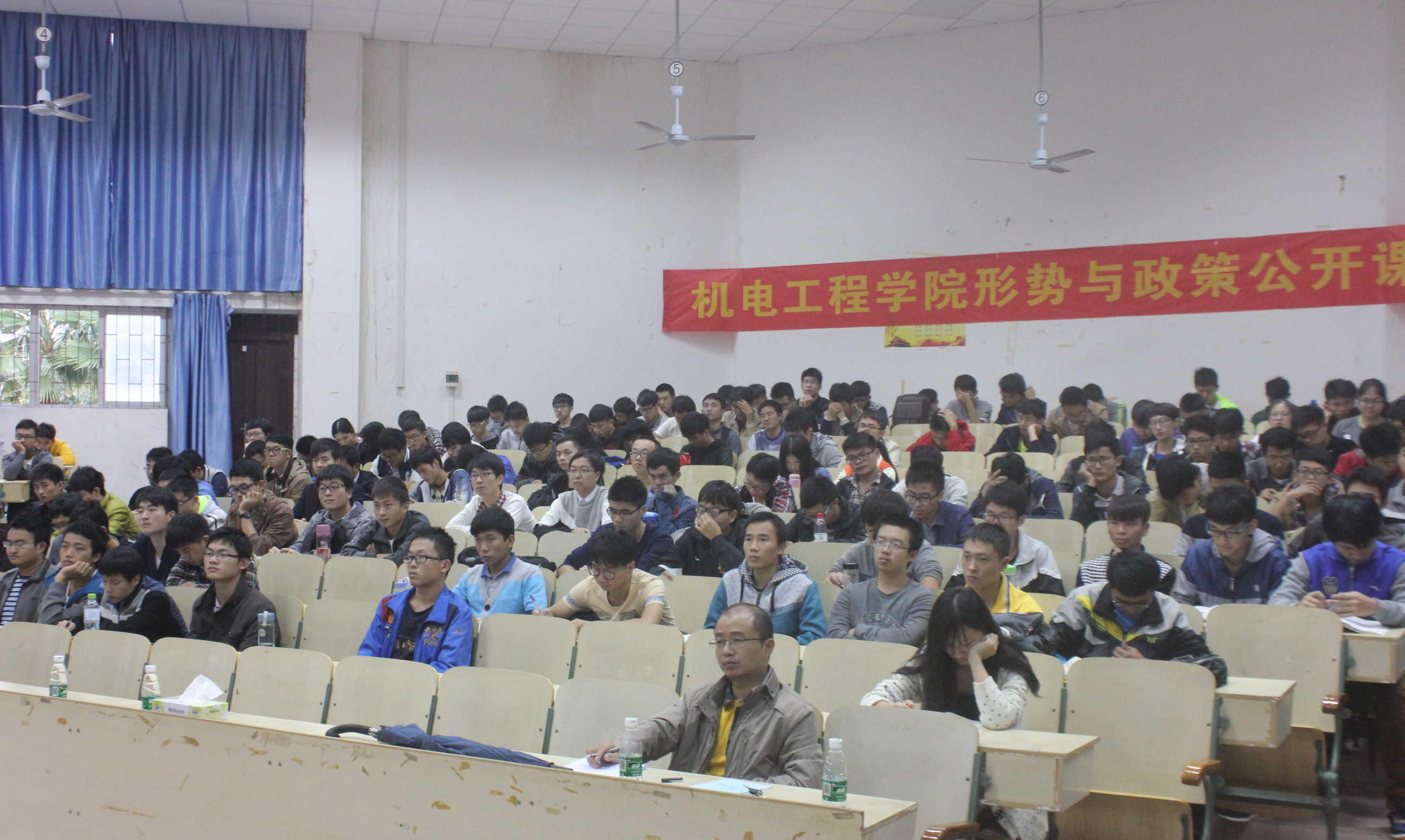 报告会现场